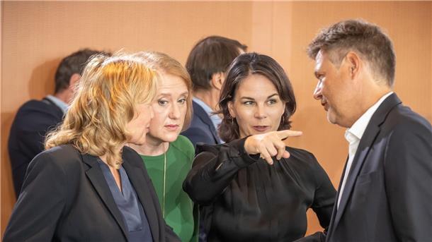 Steffi Lemke l-r), Lisa Paus, Annalena Baerbock und Robert Habeck vor Beginn der Sitzung des Bundeskabinetts im Kanzleramt.
