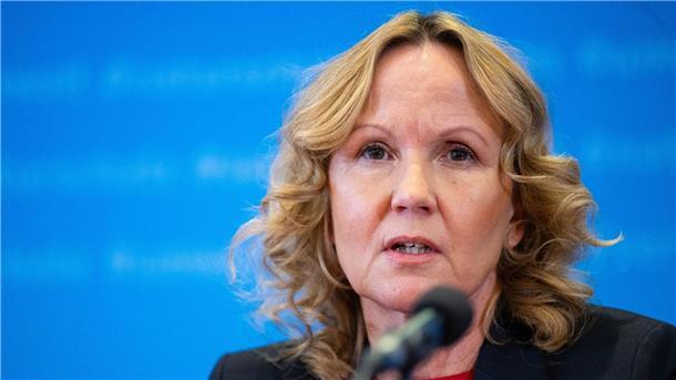 Atommülllager in Beverungen vom Tisch Steffi Lemke spricht zum Abschluss der zweitägigen Herbstsitzung der Umweltminister in Münster.