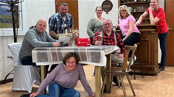 Stehen ab 16. März wieder auf der Bühne: de Parnewinkeler mit (von links) Claas Winkelmann, Matthias Paul, Erika Wellbrock (unter dem Tisch), Jasmin Peters, Herbert Paul, Claudia Lühmann und Benedict Hastedt. Nicht auf dem Bild ist Anne Winkelmann als Toseggersch.