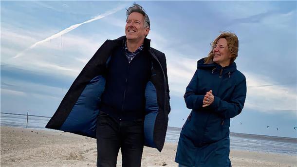Ein Mann und eine Frau am Strand