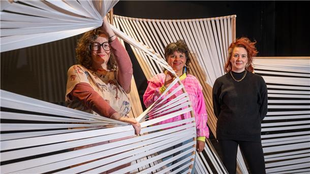 Stehen mitten im - flexiblen - trojanischen Pferd: Dramaturgin und JUB-Leiterin Bianca Sue Henne (von links), Sonja Elena Schroeder (Inszenierung) und Rabea Stadthaus (Bühne und Kostüme) freuen sich auf die Premiere am 5. Oktober.