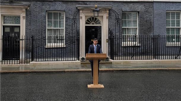 Premier Sunak setzt britische Parlamentswahl an Steht im Regen und kündigt Neuwahlen an: Premierminister Rishi Sunak.