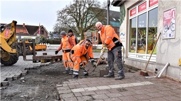 Stein für Stein verschwindet: Sven Kolschen-Gerdes (rechts), Nysret Berbatovci (Zweiter von rechts) und die Kollegen der Baufirma Winkler haben mit den Arbein am rundum abgesperrten „Kreisel“ in der Ortsmitte begonnen. 
