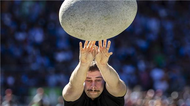 Bilder des Tages Steinewerfer: Mauro Betschart in Aktion im Unspunnen-Finale im Rahmen des Eidgenössischen Schwing- und Älplerfest in Mollis in der Schweiz.