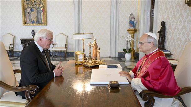 Steinmeier lädt den Papst zu Besuch nach Deutschland ein. 