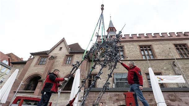 Steinmetze legen den Baldachin vom Gänselieselbrunnen auf einen Transportanhänger.