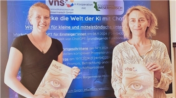 Stellen die Workshops vor: Monika van Büren (VHS, links) und Ingrid Marten von der Wirtschaftsförderung Wesermarsch.