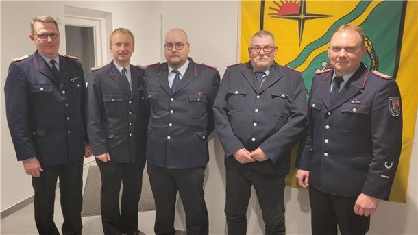 Wiedergewählt: Reiner Harms bleibt Ortsbrandmeister  Fünf Feuerwehrleute in einer Reihe.