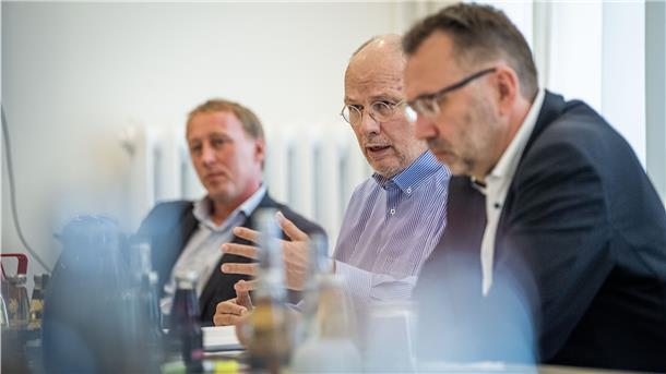 Stellten ihre Änderungen für den Bremerhavener Haushaltsentwurf vor: (von links) Hauke Hilz (FDP), Sönke Allers (SPD) und Ralf Holz (CDU).