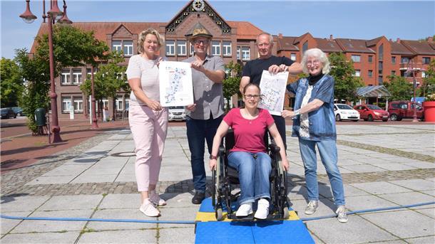 Zwei Männer und drei Frauen auf dem Nordenhamer Marktplatz