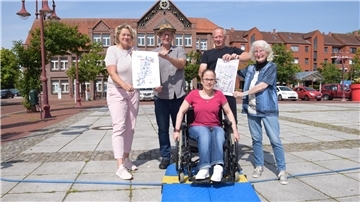 Zwei Männer und drei Frauen auf dem Nordenhamer Marktplatz