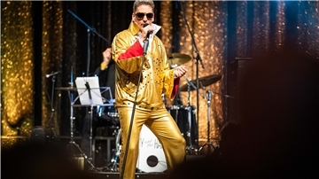 Stephan Bitzer ging als Space-Elvis auf die Bühne.