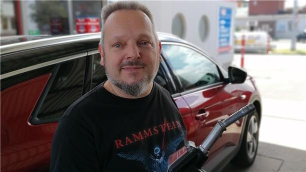 Stephan Bode, 52 Jahre, Bremerhaven: "Die Preise sind so hoch und mein Auto kann E10 ab, deswegen tanke ich E10 seit einigen Wochen. Der Tankrabatt hat nicht so viel gebracht, deswegen tanke ich lieber den Biosprit, da bleibe ich unter 2 Euro pro Liter. Es ist natürlich auch umweltfreundlicher."