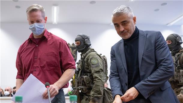 Lübcke-Mörder bereut und schweigt - Auftritt in Ausschuss Stephan Ernst (vorn, l), verurteilter Mörder des früheren Kasseler Regierungspräsidenten Lübcke, nimmt neben seinem Anwalt Mustafa Kaplan (r) vor maskierten SEK-Beamten in einer Sitzung im Lübcke-Untersuchungsausschuss des hessischen Landtags Platz.