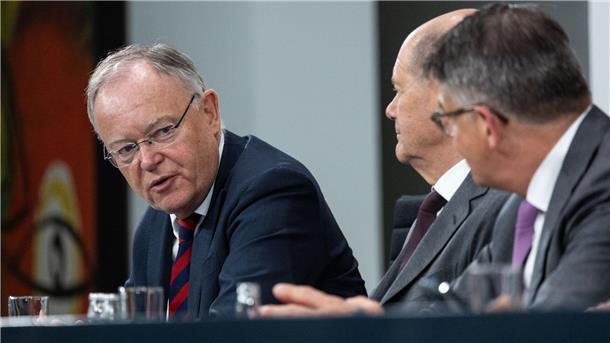 Stephan Weil (SPD, l), Ministerpräsident von Niedersachsen, spricht während einer Pressekonferenz.