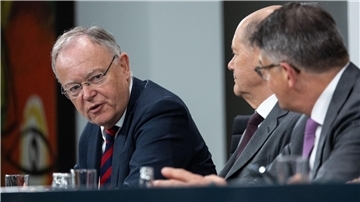 Stephan Weil (SPD, l), Ministerpräsident von Niedersachsen, spricht während einer Pressekonferenz.