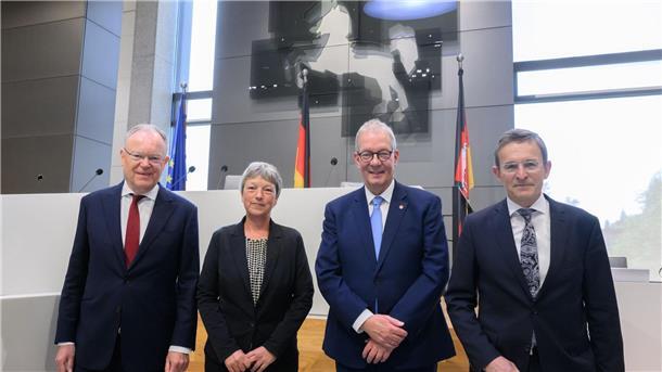 Stephan Weil (SPD, l-r), Ministerpräsident von Niedersachsen, Hanna Naber (SPD), Landtagspräsidentin von Niedersachsen, Andreas Busch, Professor für Politikwissenschaft an der Universität Göttingen, und Wilhelm Mestwerdt, Präsident des Niedersächsischen Staatsgerichtshofes.