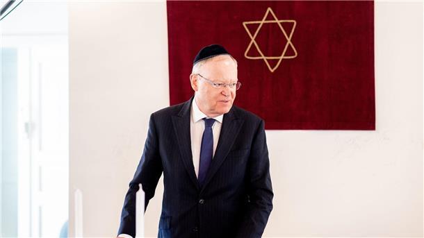Ministerpräsident besucht Synagoge nach dem Brandanschlag Stephan Weil (SPD), Ministerpräsident in Niedersachsen, spricht bei einem Besuch der Synagoge vor Mitgliedern der jüdischen Gemeinde.
