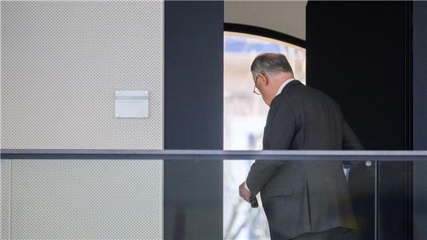 Mehr Geld für Weil-Mitarbeiterin: Debatte im Landtag Stephan Weil (SPD), Ministerpräsident Niedersachsen, verschließt sein Büro im Landtag Niedersachen.