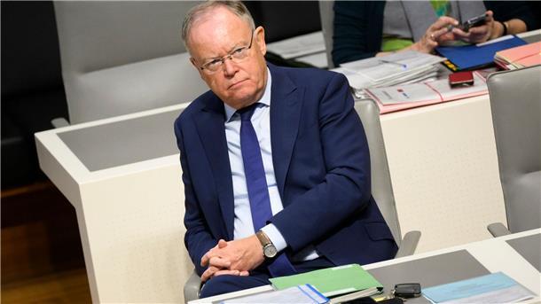 Weil erleichtert über Einigung bei MPK Stephan Weil (SPD), Ministerpräsident Niedersachsen, sitzt im Landtag.