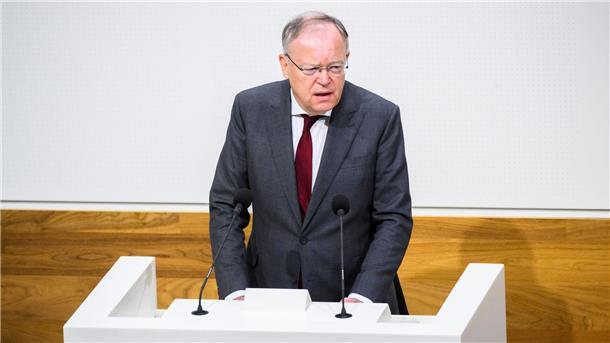 Nach Klimafonds-Urteil: Weil warnt vor Kürzungen Stephan Weil (SPD), Ministerpräsident von Niedersachsen, spricht im Landtag.