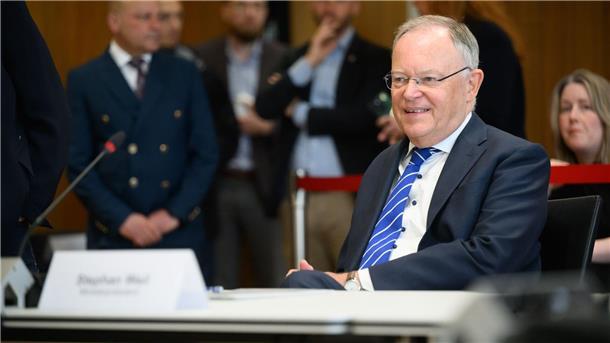 Ministerpräsident Weil verteidigt Gehaltsplus Stephan Weil (SPD), Ministerpräsident von Niedersachsen.