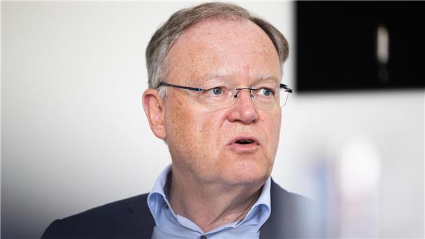 Ministerpräsident Weil hofft auf Ergebnis bei Wachstumspaket Stephan Weil (SPD), Ministerpräsident von Niedersachsen, sitzt in seinem Büro in der Staatskanzlei bei einem Interview mit der Deutschen Presse-Agentur.