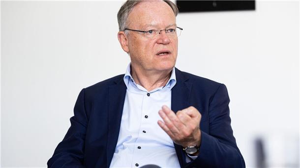 CDU in Niedersachsen deutlich vorn bei Europawahl Stephan Weil (SPD), Ministerpräsident von Niedersachsen, sitzt in seinem Büro in der Staatskanzlei während eines Interviews der Deutschen Presse-Agentur.