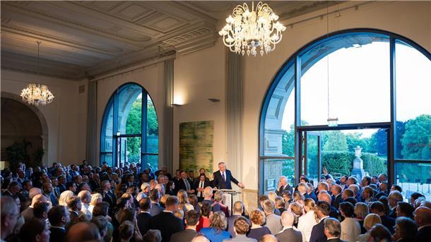 „Won’t Forget These Days“: Bundeswehr verabschiedet Weil Stephan Weil (SPD), scheidender Ministerpräsident von Niedersachsen, spricht während seiner Abschiedsveranstaltung.