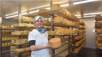 Das Foto zeigt Stephanie Heidrich mit ihren Mitarbeiterinnen Anke Köhler und Anna Winkenstern, wie sie ein Stück Käse mit italienischen Kräutern probieren. 