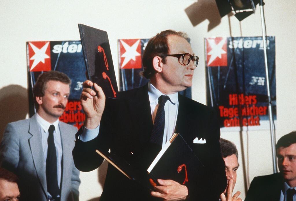 „Stern“-Reporter Gerd Heidemann präsentierte 1983 auf einer Pressekonferenz des Hamburger Magazins „Stern“ die angeblichen Hitler-Tagebücher. (Archivbild)