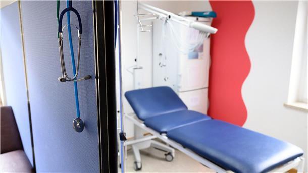 Abrechnungsbetrug: Krankenkasse beklagt Millionenschaden Stethoskope hängen im Behandlungszimmer einer Hausarztpraxis.