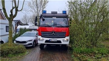 Stets eine Rettungsgasse für Rettungsfahrzeuge freizulassen gilt auch vor der Haustür.