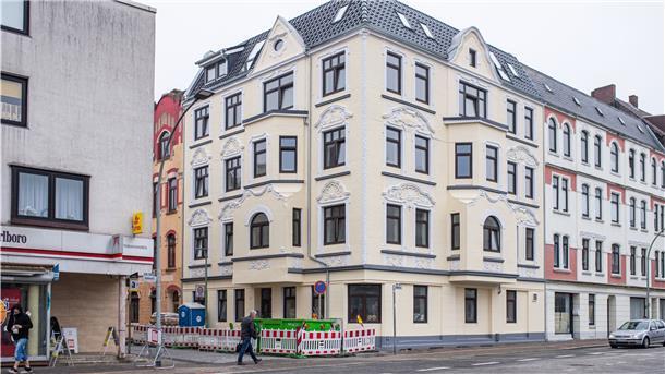 Steuerberater Holger Kühnel kaufte die Brandruine an der Krumme Straße/Ecke Hafenstraße in Lehe. Im September können die Mieter einziehen. 