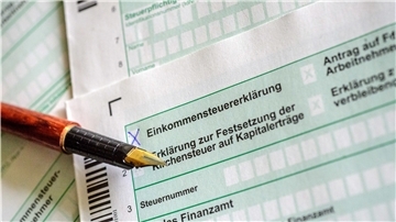 Steuerformulare und Füllfederhalter liegen auf einem Tisch. Die Steuerberaterkammer Rheinland-Pfalz fordert Verbesserungen in der Ausbildung von Steuerfachangestellten.