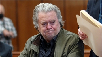 Steve Bannon, ehemaliger Chefstratege im Weißen Haus, sitzt im Gerichtssaal des Obersten Gerichts in Manhattan.