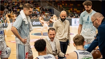 Trainer Steven Esterkamp von den Eisbären Bremerhaven spricht mit seinen Spielern.