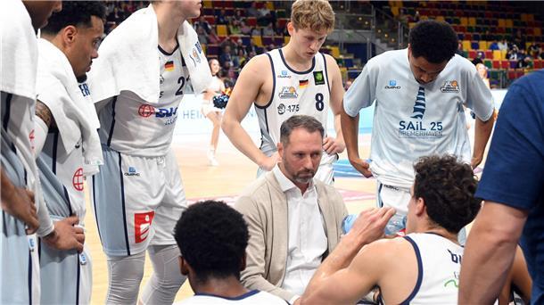Steven Esterkamp stellt die Eisbären-Profis in einer Auszeit neu ein. Bislang setzt die Mannschaft vieles von dem um, was der Trainer sehen will. Am Samstag treten die Bremerhavener bei den Nürnberg Falcons an.