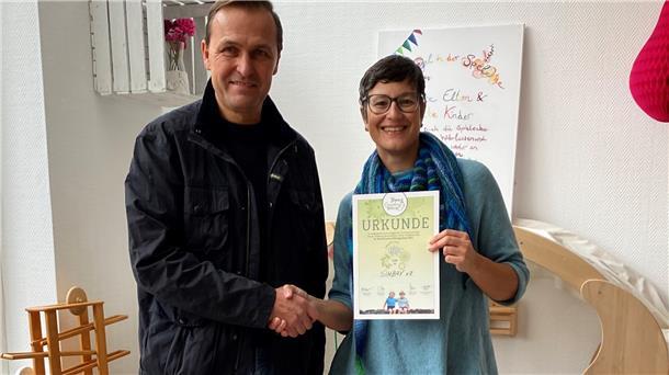 Stiftungsbotschafter Dr. Thomas Engellandt übergab den symbolischen 1.000-Euro-Scheck der Town & Country Stiftung an Gesine Griephan vom Vorstand des SIMBAV e.V. aus Rotenburg für dessen Projekt „Gemeinsam Stark!“ mit Eltern-Kind-Gruppen für Eltern mit einer psychischen Erkrankung.