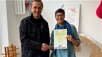 Stiftungsbotschafter Dr. Thomas Engellandt übergab den symbolischen 1.000-Euro-Scheck der Town & Country Stiftung an Gesine Griephan vom Vorstand des SIMBAV e.V. aus Rotenburg für dessen Projekt „Gemeinsam Stark!“ mit Eltern-Kind-Gruppen für Eltern mit einer psychischen Erkrankung.