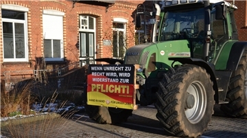 Stiller Protest am Landvolkhaus in Zeven. Die Aufschrift des Plakats ruft bei Passanten Kritik hervor.