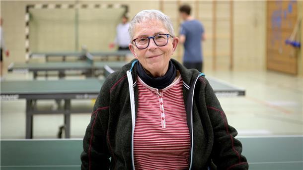 Gabriele Faßhauer lehnt an einer Tischtennisplatte. Sie ist die Bremerhavener Stützpunktleiterin von Ping-Pong-Parkinson.