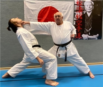 Manfred Schäfer pariert eine kritische Situation mit sofortiger „Deai“ Bewegung (jap.: dem Angriff zuvorkommen).

Karateka Manfred Schäfer pariert eine "kritische Situation" mit sofortiger „Deai“ Bewegung (jap.: dem Angriff zuvorkommen).