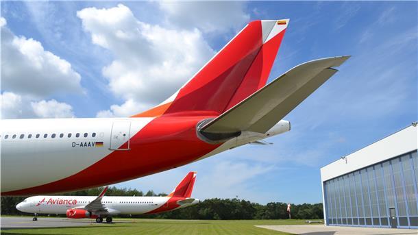 Zwei Flugzeuge auf einem Flugplatz.