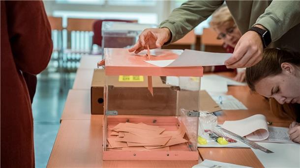 Nach Linken-Debakel - Sánchez zieht Parlamentswahl vor Stimmabgabe in einem Wahllokal in Madrid.