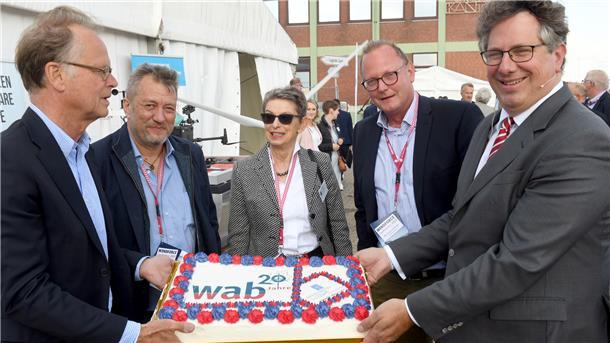 Stimme der Windindustrie: Vor 20 Jahren wurde das Branchennetzwerk WAB gegründet. Bremerhavens ehemaliger Oberbürgermeister Jörg Schulz (von links), Niels Erdmann (Deutsche WindGuard Offshore), Dr. Rita Kellner-Stoll (damals in den senatorische Umweltbehörde), Wirtschaftsförderer Nils Schnorrenberger und WAB-Vorstand Jens Assheuer halten die Geburtstagstorte.