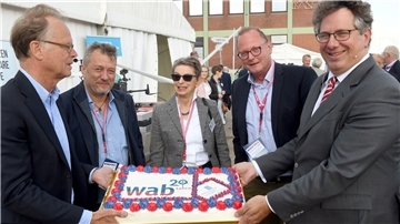 Stimme der Windindustrie: Vor 20 Jahren wurde das Branchennetzwerk WAB gegründet. Bremerhavens ehemaliger Oberbürgermeister Jörg Schulz (von links), Niels Erdmann (Deutsche WindGuard Offshore), Dr. Rita Kellner-Stoll (damals in den senatorische Umweltbehörde), Wirtschaftsförderer Nils Schnorrenberger und WAB-Vorstand Jens Assheuer halten die Geburtstagstorte.
