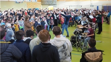 Stimmgewaltiges Zeichen für den Frieden: Musiklehrer Erik Middelberg dirigiert den Schülerchor, die Schülerband sorgt für den Sound.
