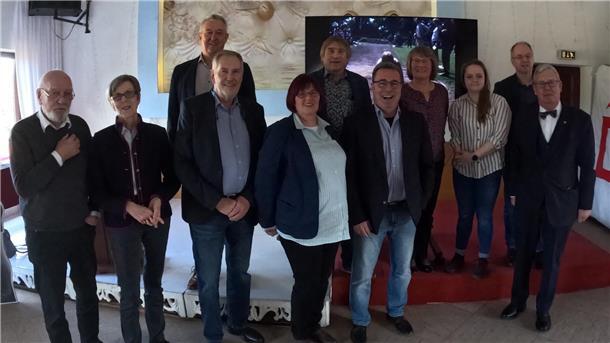 Turnkreis Bremerhaven blickt mit Vorfreude auf das Jubiläumsjahr Stimmten sich auf das Jubiläum des Turnkreises Bremerhaven ein (von links): Gerd Gräfing (ehemaliger TKB-Vorsitzender), Ingelore Rosenkötter (Bremer Turnverband), Jörg Frebe (Stadtsportbund Bremerhaven), Detlef Müller (CDU), Petra Schwebe (GTV-Geschäftsstellenleiterin), Jens Ennen (Sportamt), Thorsten Schwebe (Oberturnwart), Helke Behrendt (TBK-Vorsitzende), Julia Asendorf (Kreispressewartin), Stefan Axmann (Sportamt) und Paul Bödeker (Sportstadtrat).