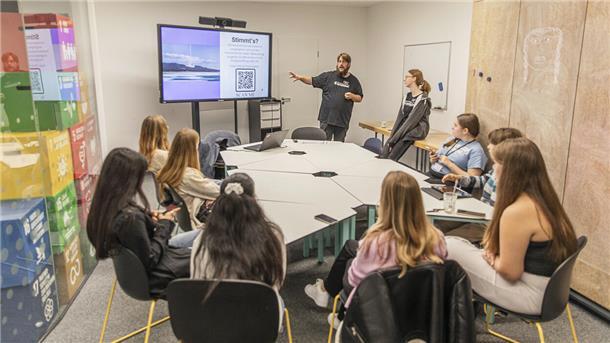 Küstenkinder auf der Spur von Klimawandel und Medien - News Camp in Bremerhaven Redakteur Claus Hock erklärt den Schülerinnen und Schülern wie man Fake News von echten Inhalten unterscheidet.